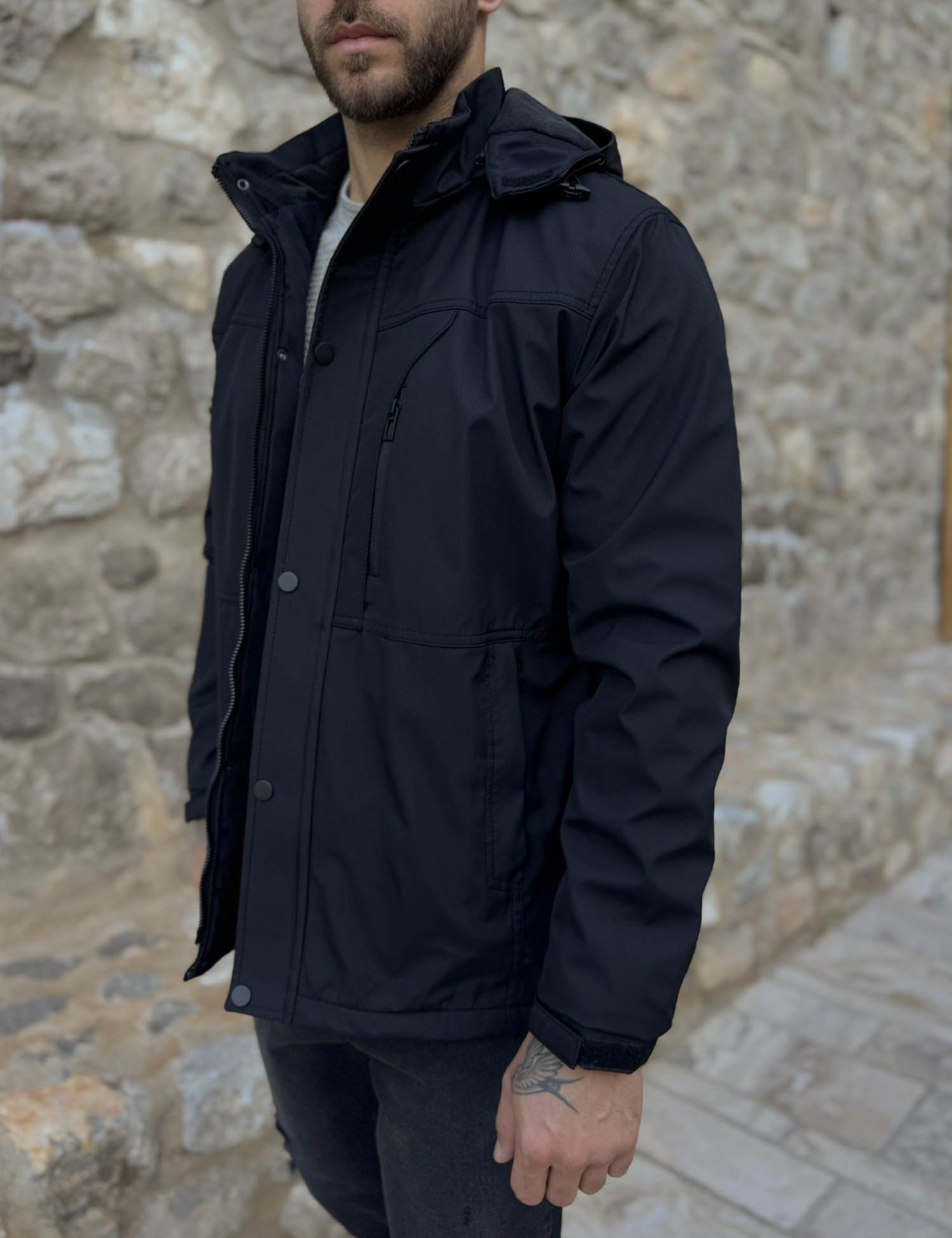 Ανδρικό μαύρο μπουφάν με κουκούλα και τσέπες D3113 φωτογραφία